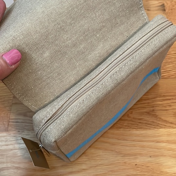 KLM First Class Sift Amenities Travel Kit Brand New, UNOPENED - Picture 4 of 4